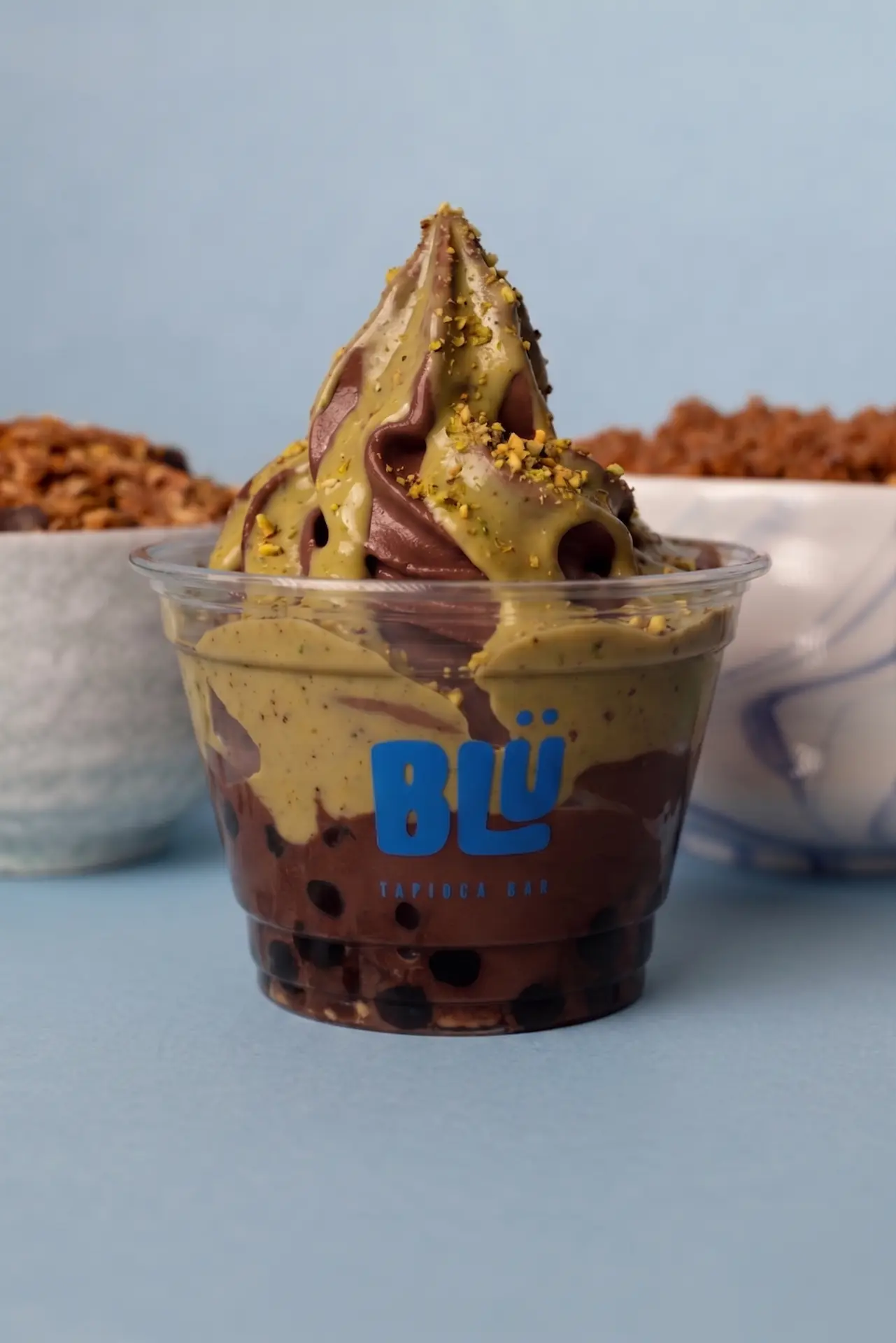 Soft gelato de chocolate BLÜ con salsa de pistache