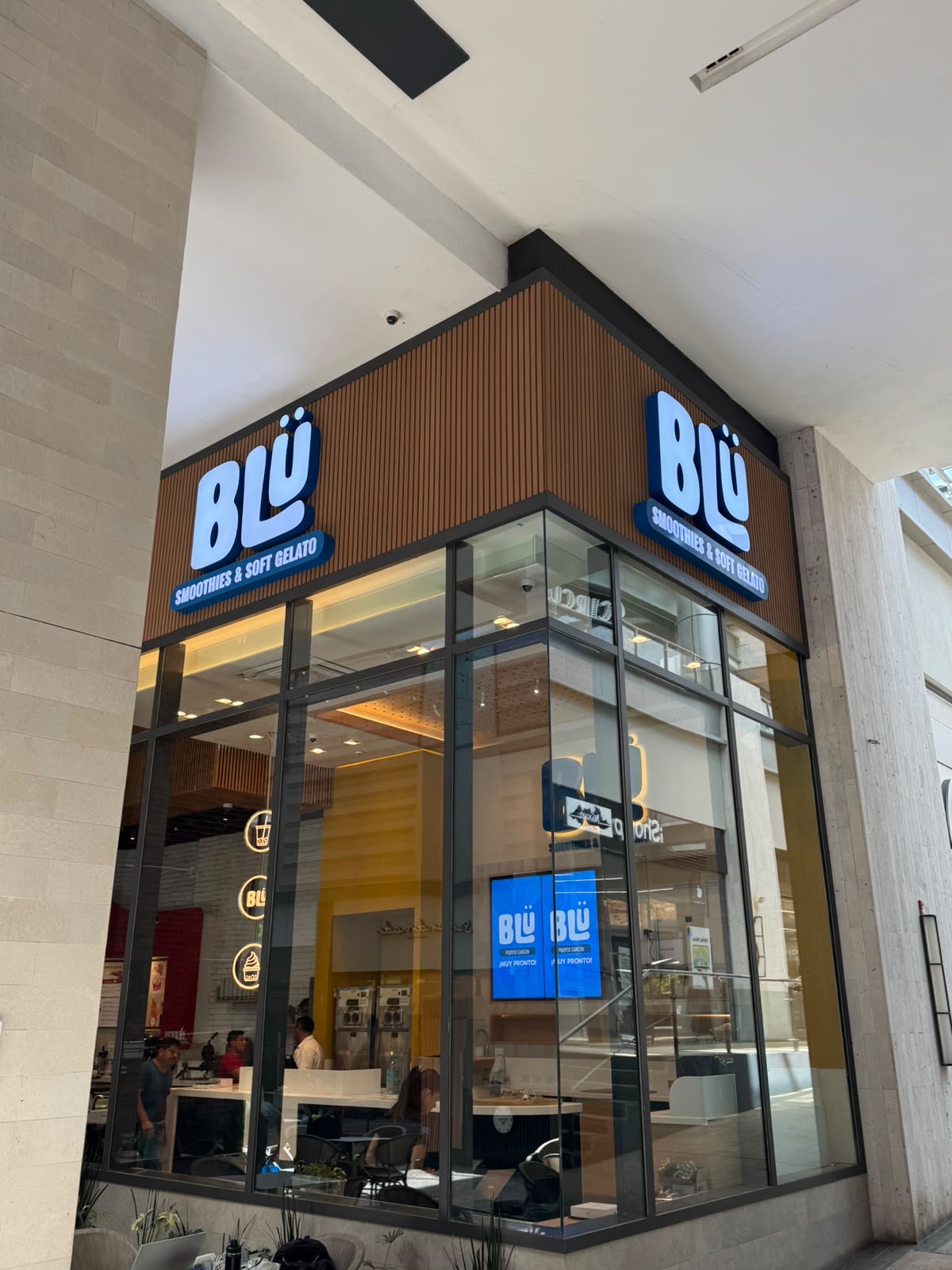 Fachada de BLÜ en el centro comercial Marina Puerto Cancún
