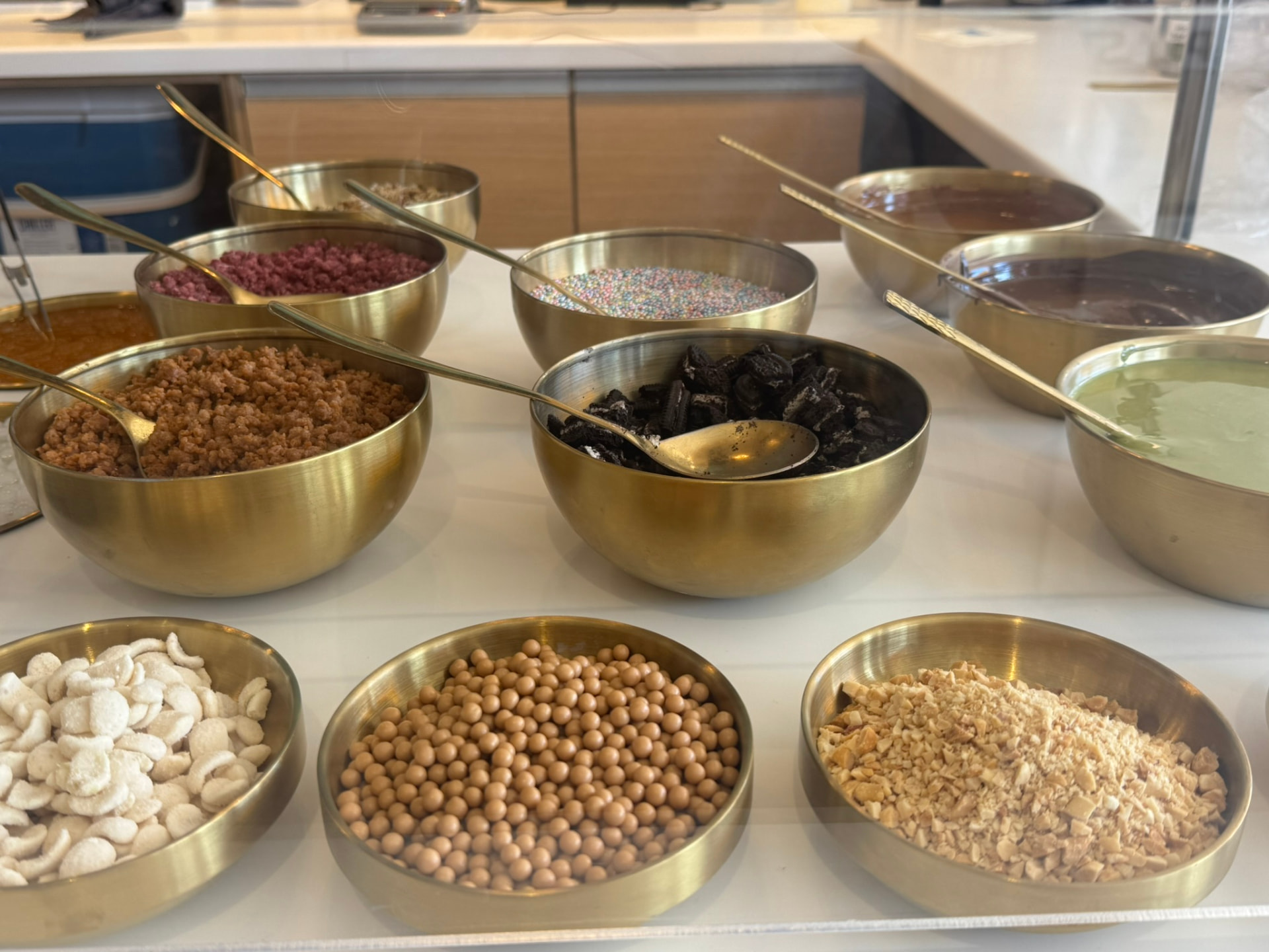 Toppings y perlas de tapioca en tazones dorados