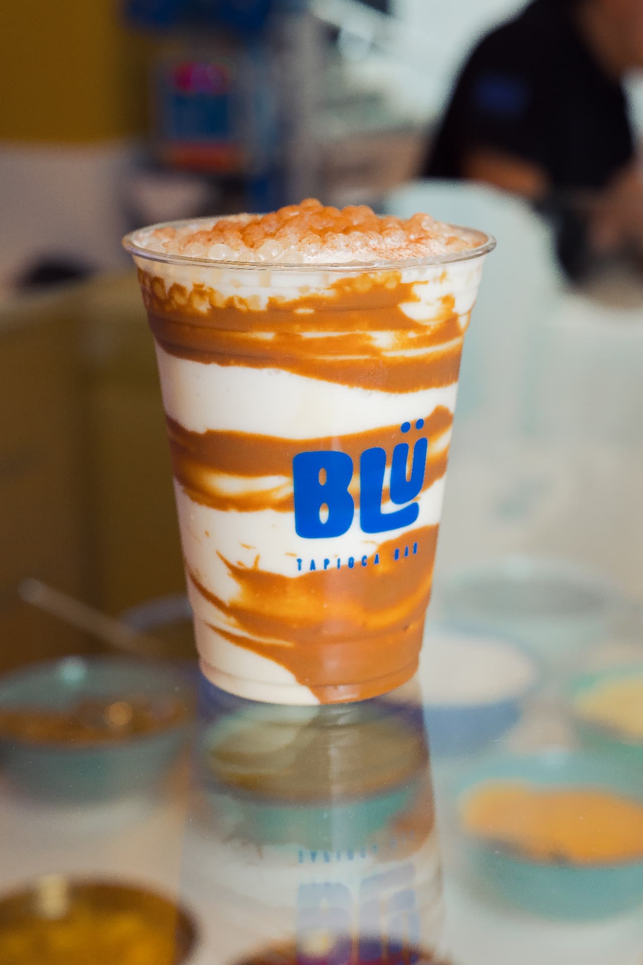 Bebida con caramelo y dalgona de tapioca de BLÜ