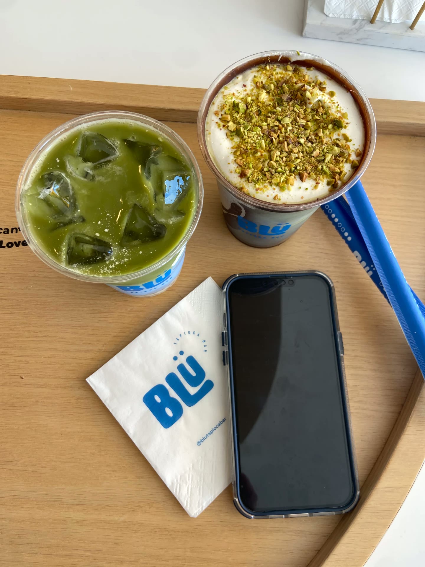 Vista desde arriba de matcha y bebida con pistache de BLÜ
