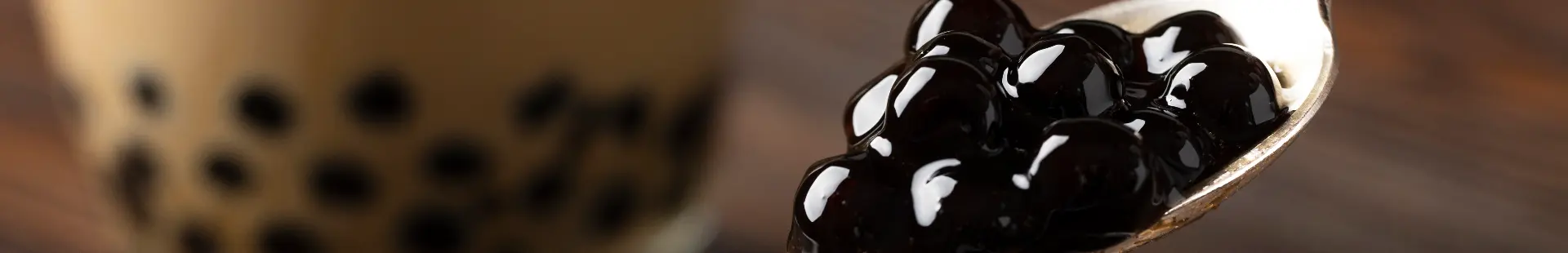 Perlas de tapioca en cuchara sobre latte de BLÜ
